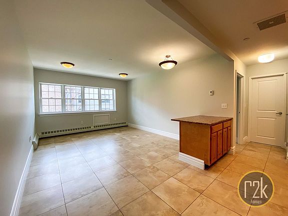 5th image of 3085 32nd St APT 2R