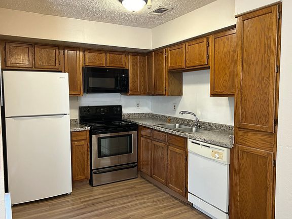 5th image of 9839 Walnut St #103