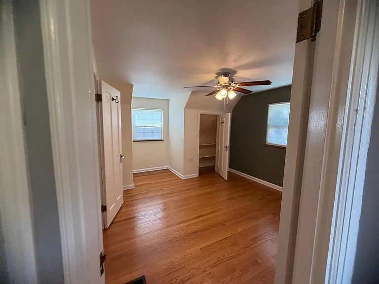 4158 Saint Lawrence Ave — Photo 4