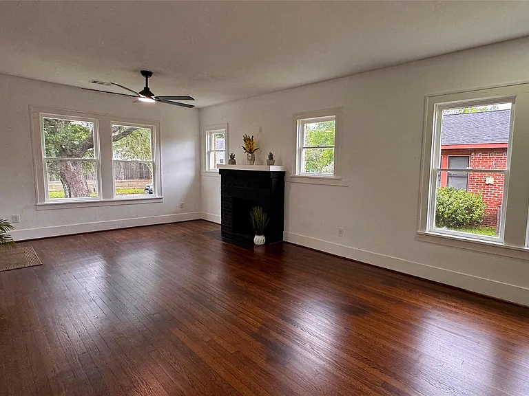1569 Elliott St — Photo 3