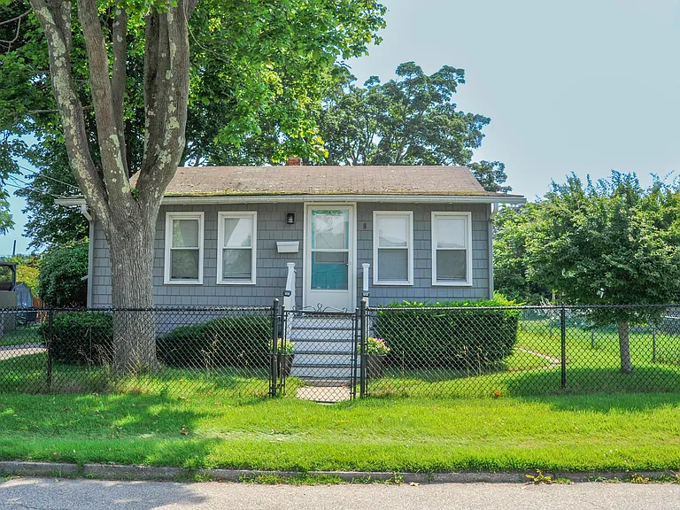 Douglas St — Photo 2