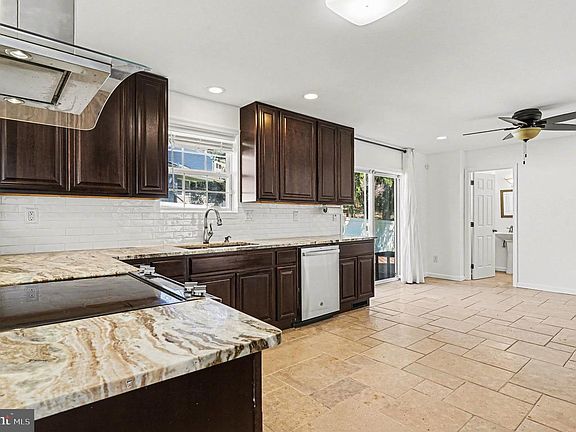 3rd image of 702 Crooked Ln