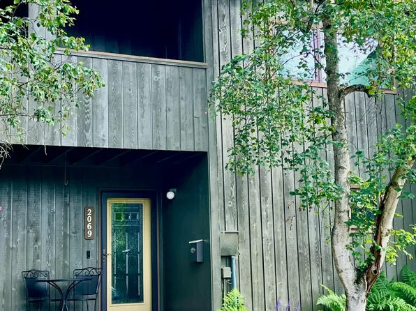 2069 Eastridge Dr, Anchorage, AK 99501