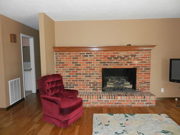 4th image of 28 Midview Dr