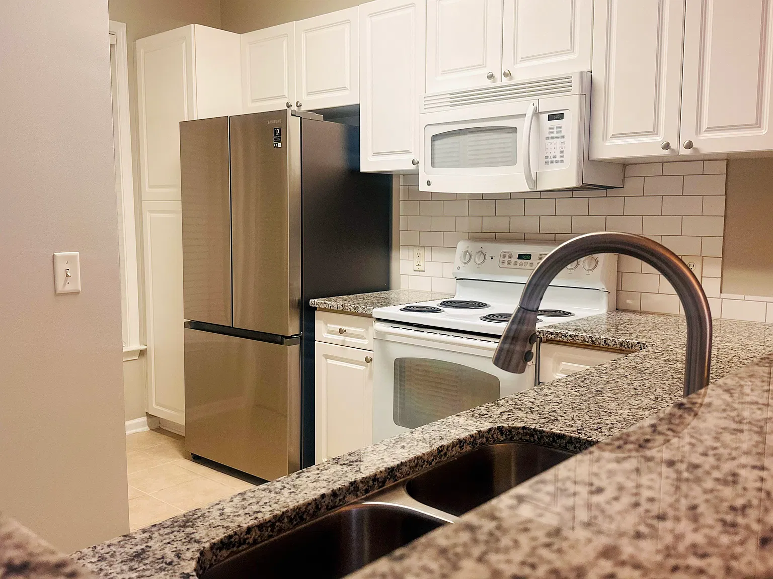 2 bed, 944 sqft, $1,695 — Photo 4