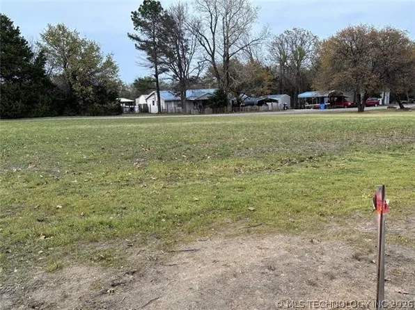 28 E Durant St, Canadian, OK 74425