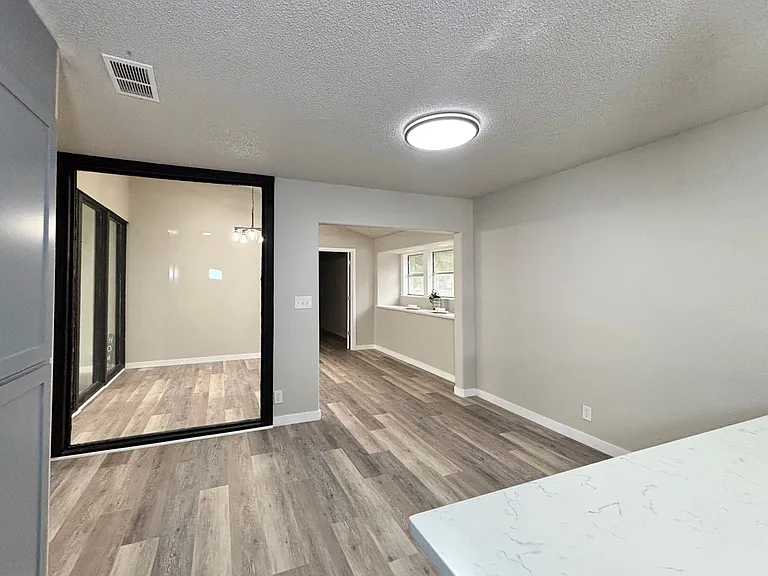 5202 Metcalf — Photo 11