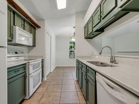 4th image of 230 Glenbrook Dr