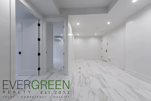 Rented by Evergreen Apartments BK | media 8