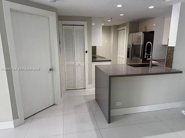 Courvoisier Courts Condo — Photo 2