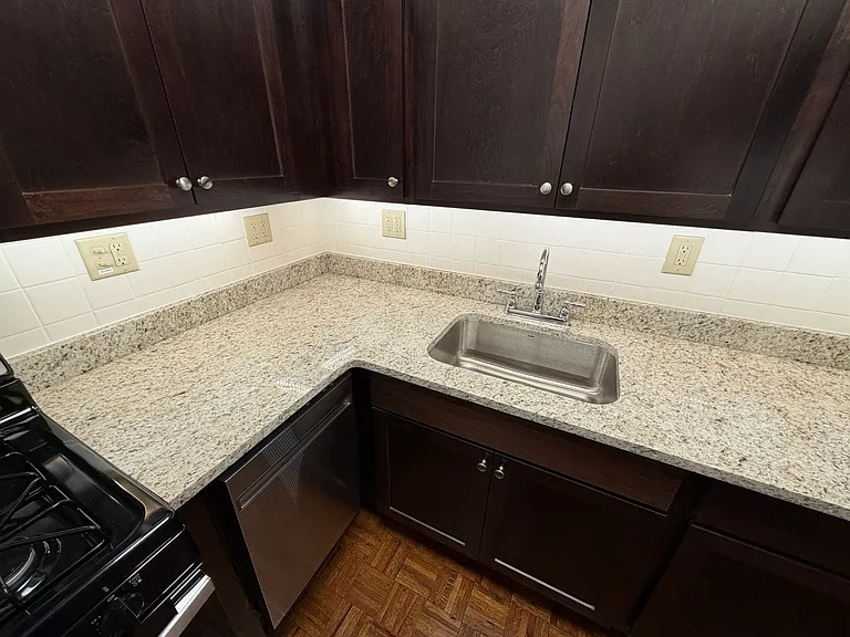 417 W Roscoe St — Photo 14