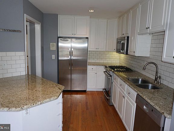 3rd image of 8 Rockford Mews Ct