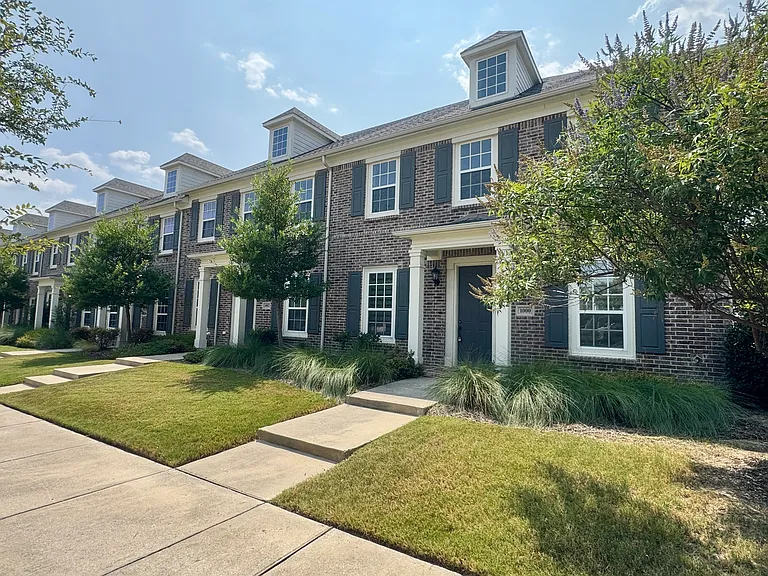 1000 Marian Dr — Photo 3