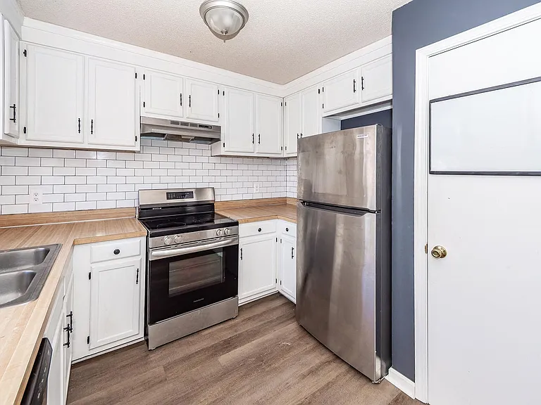 444 Academy Rd — Photo 9