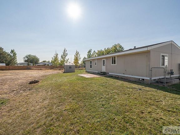 3rd image of 3822 E Greenwillow Ln