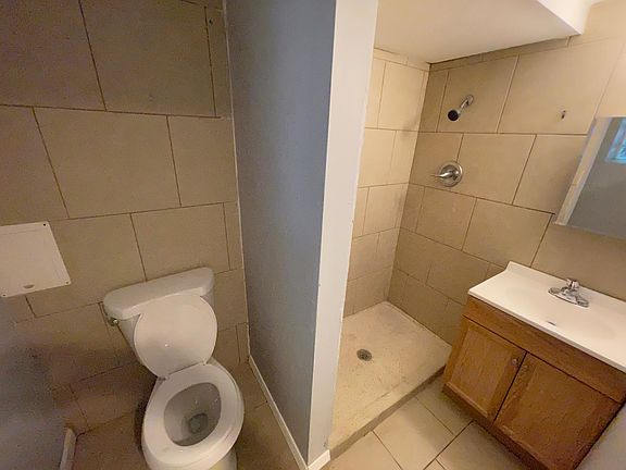 5th image of 3852 Marine Ave