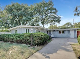 615 Eastborough Ln, Lincoln, NE 68505