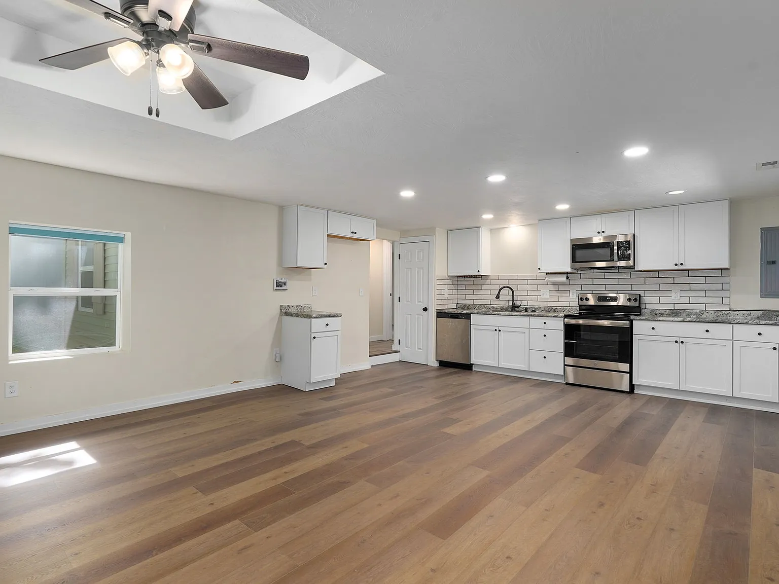 2 bed, 835 sqft, $1,300 — Photo 3