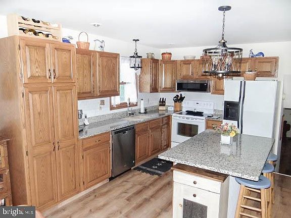 5th image of 204 Hickory Ln