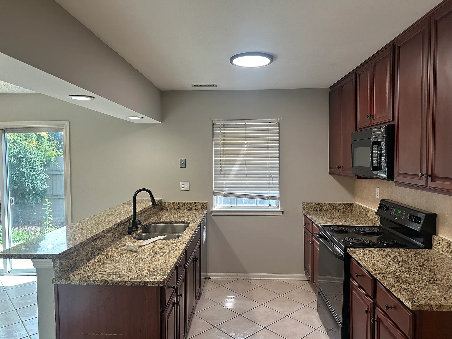 2 bed, 1256 sqft, $2,050 — Photo 4