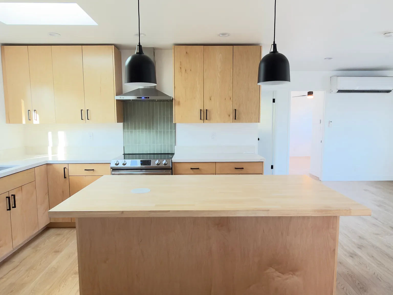 3 bed, 1300 sqft, $5,995 — Photo 4