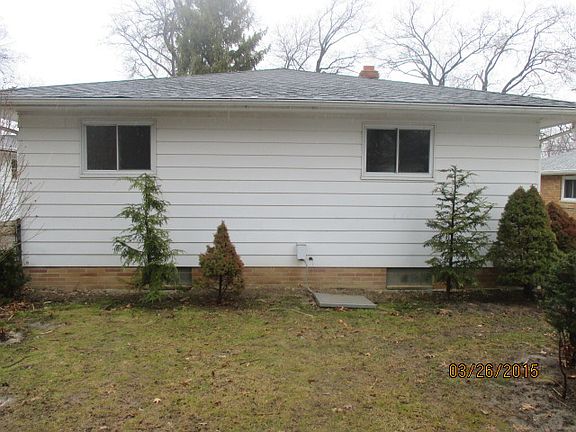 4th image of 15711 Montrose Ave