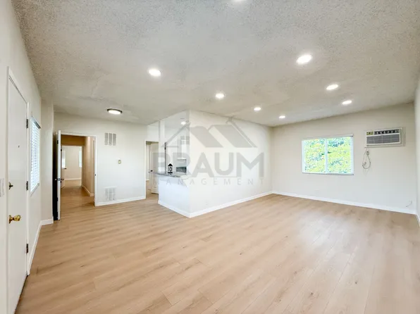 Villa East at Oxnard St., 13115 Oxnard St #18, Van Nuys, CA 91401