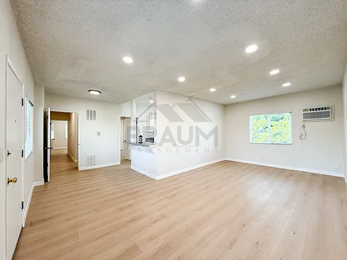 Villa East at Oxnard St. Photo 1
