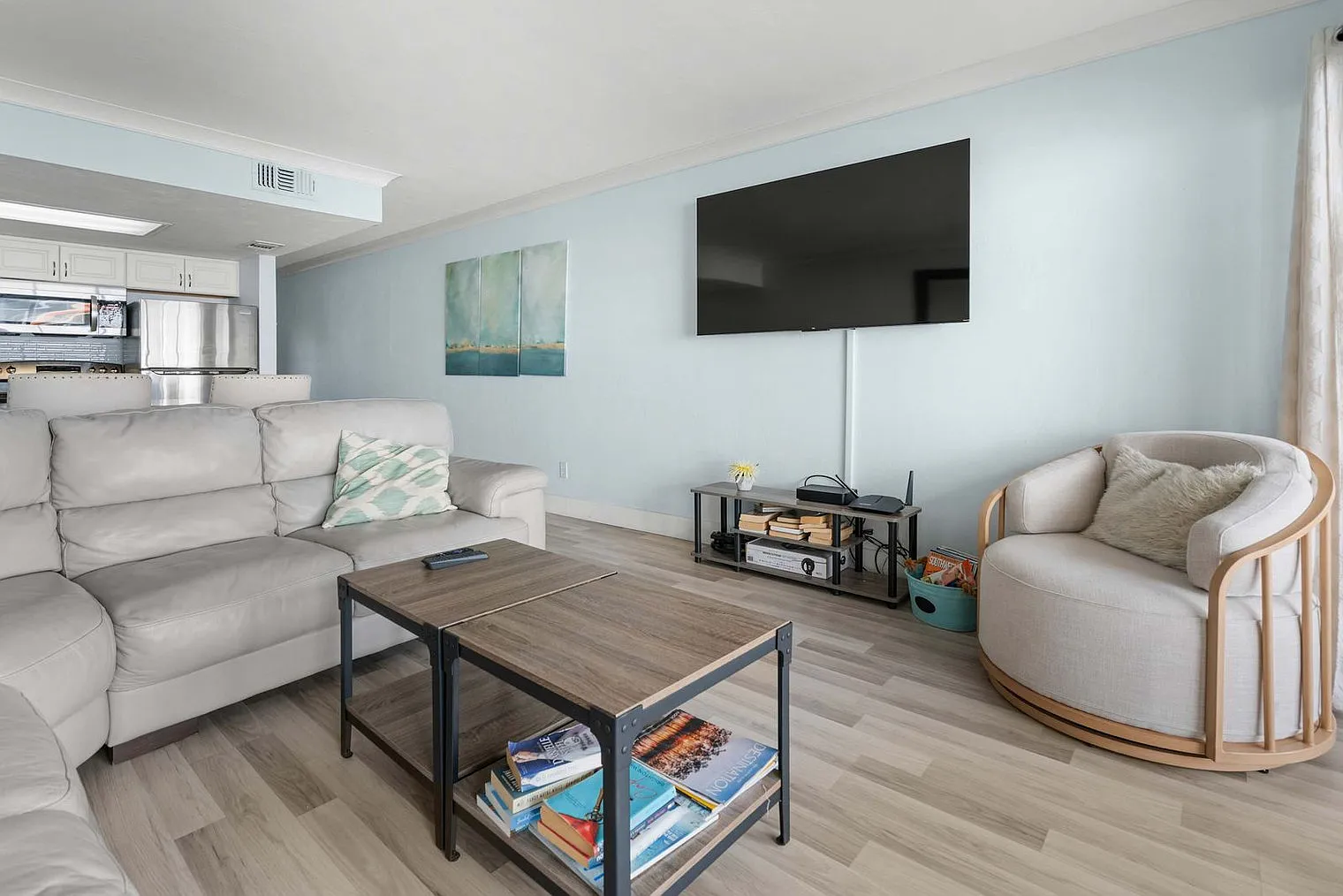 1 bed, 1.0 bath, 904 sqft, $4,860 — Photo 2