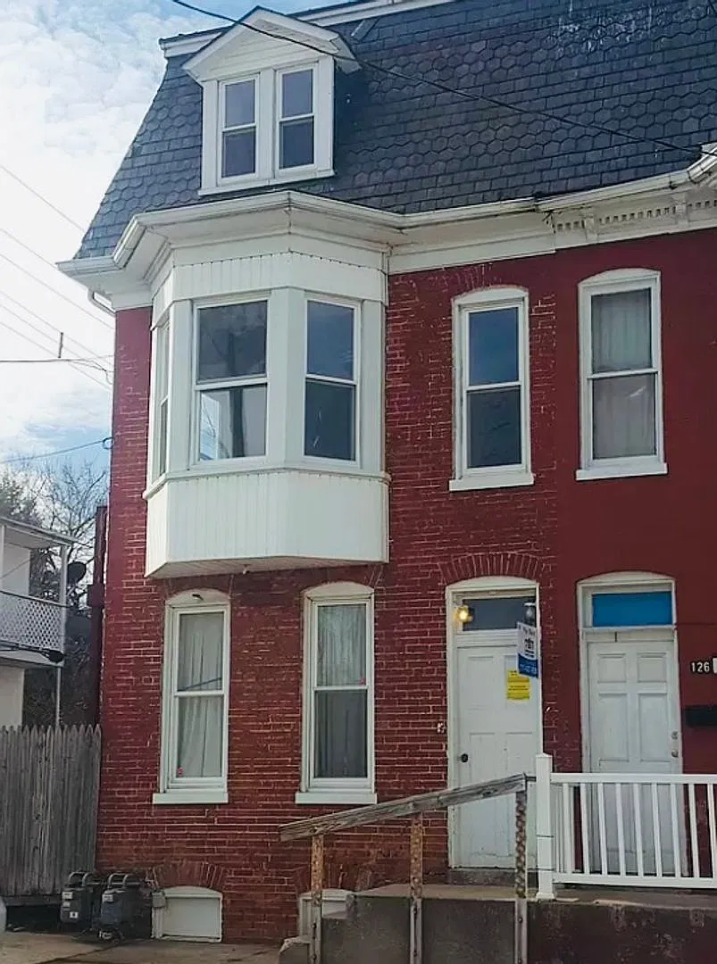 Future Rental! 3 Bedroom 2nd/3rd Floor -West End of York City — Photo 1