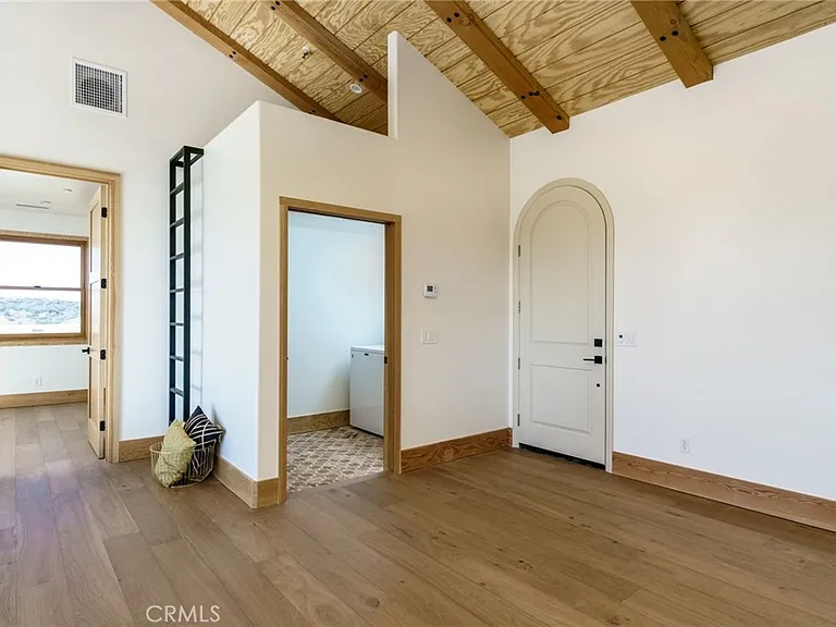 37219 Quarter Valley Rd — Photo 5