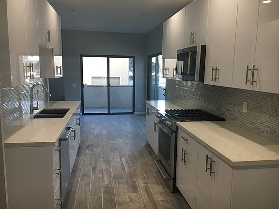 3rd image of 13412 Moorpark St APT A