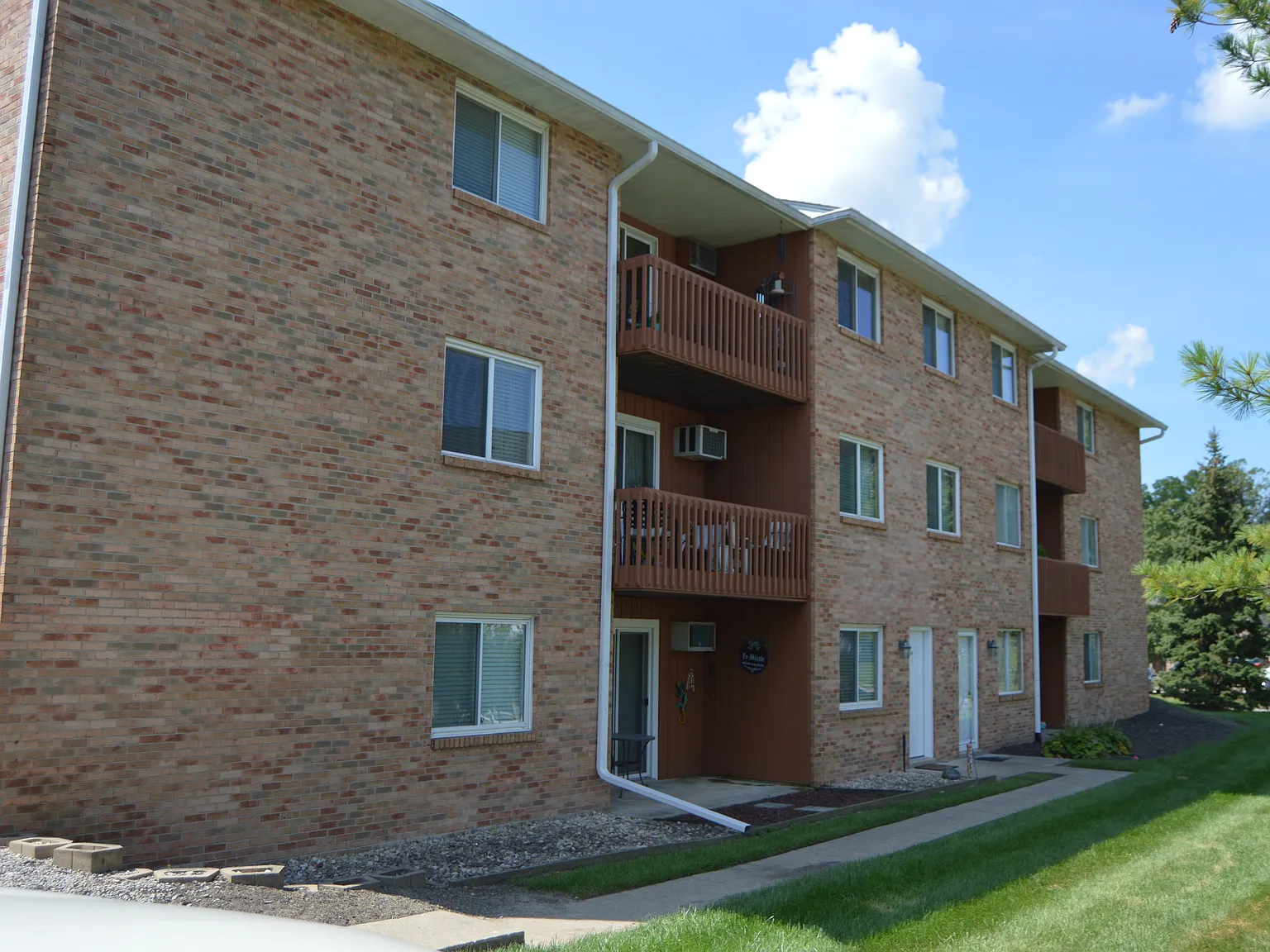 2 bed, 1.5 bath, 1007 sqft, $1,300 — Photo 2