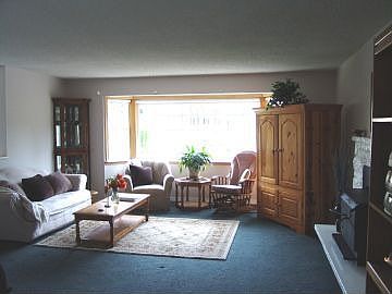 LR w/bay window & fpl