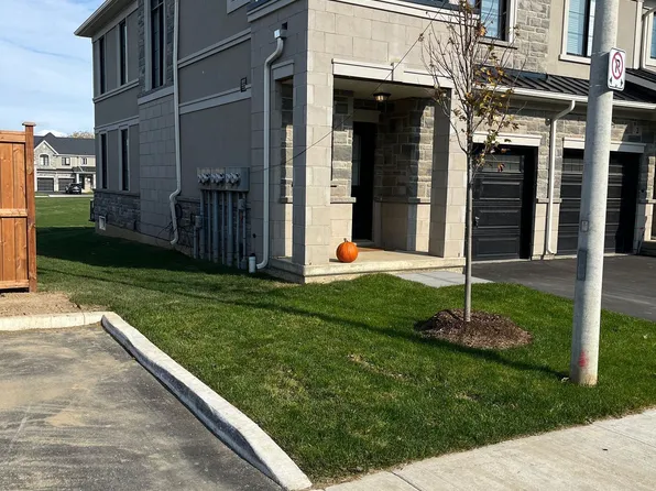30 Mia Dr #1, Hamilton, ON L9B 0K1