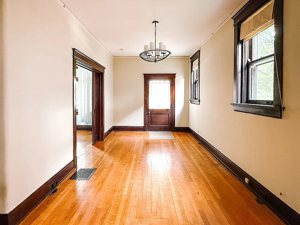 Private-entry from Howell Ave.
