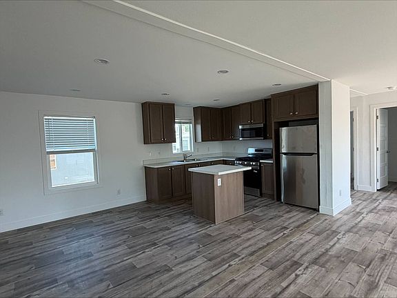 5th image of 2561 Crane Ave