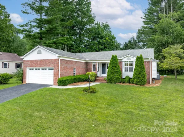 27 Saint Andrews Dr, Etowah, NC 28729
