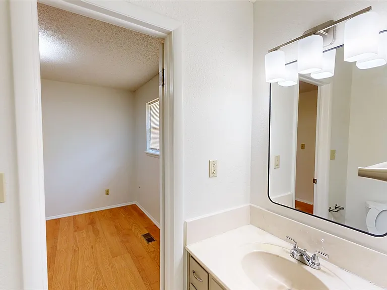 503 W C St — Photo 14