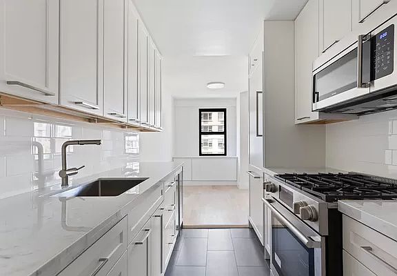 5th image of 201 E 28th St #6P