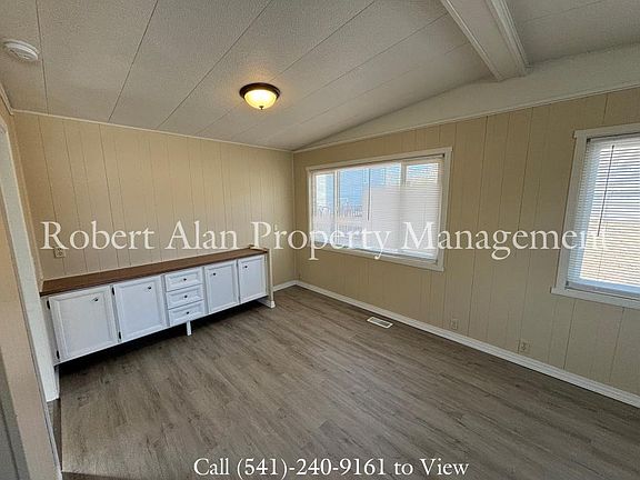 5th image of 4008 NE Riverside Ave