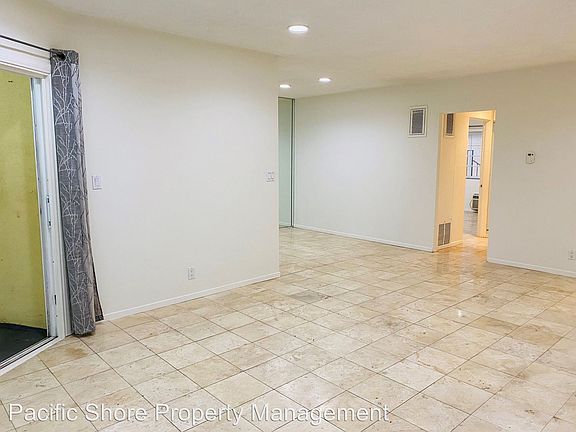 3rd image of 939 Larrabee St APT 2