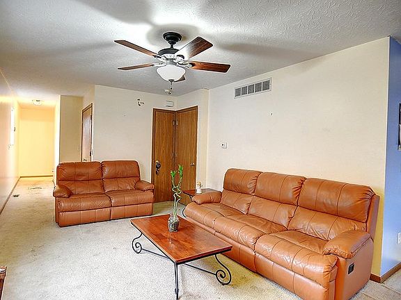 3rd image of 622 Woodford St