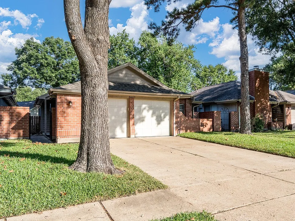 8607 Laurel Trails Dr
