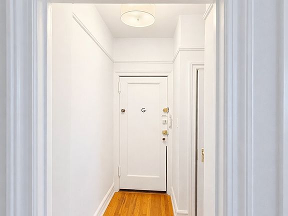 2nd image of 1414 E 12th St APT 4O
