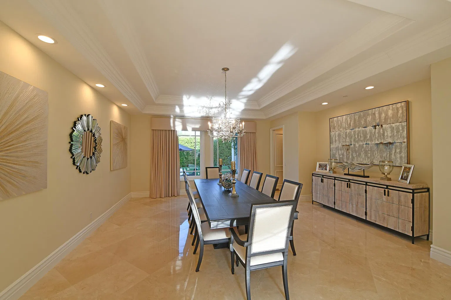 512 N Roxbury Dr