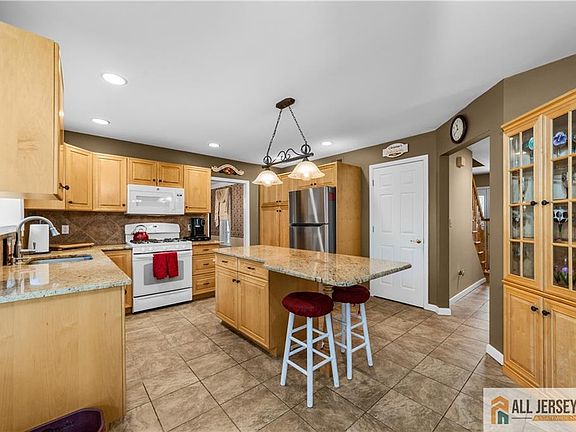 5th image of 1 Pine View Ct