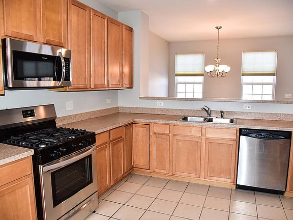 5th image of 546 Topeka Dr #546