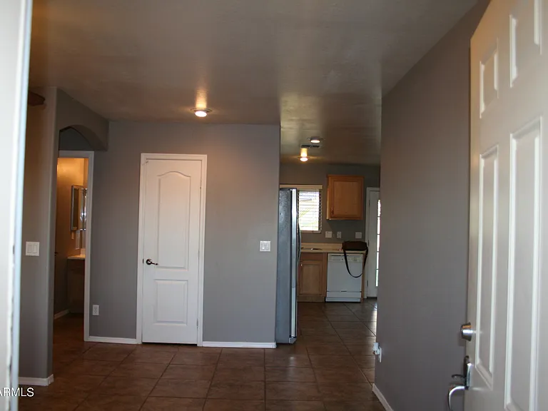 11207 W Hopi St — Photo 4