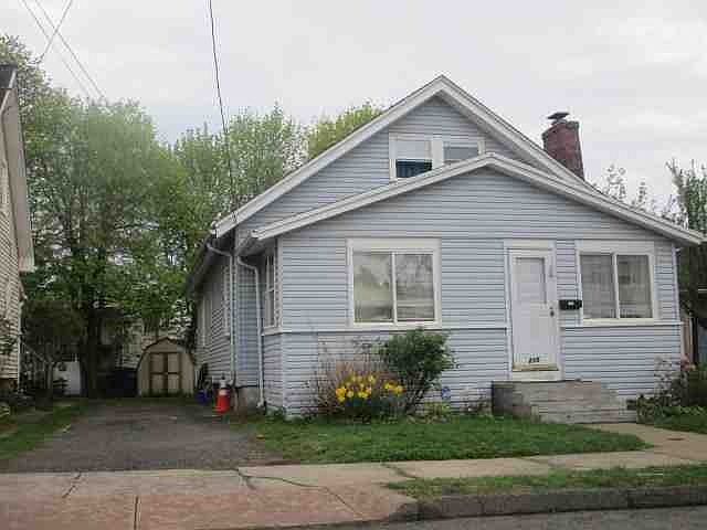 2nd image of 215 Standish St